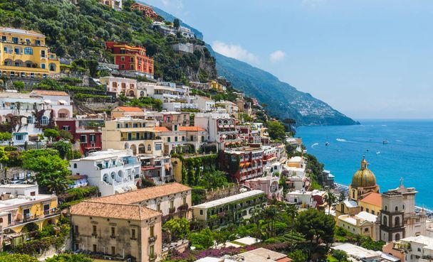 Güneşli bir dünya ünlü Positano'deki Amalfi coast. Campania, İtalya - Fotoğraf, Görsel