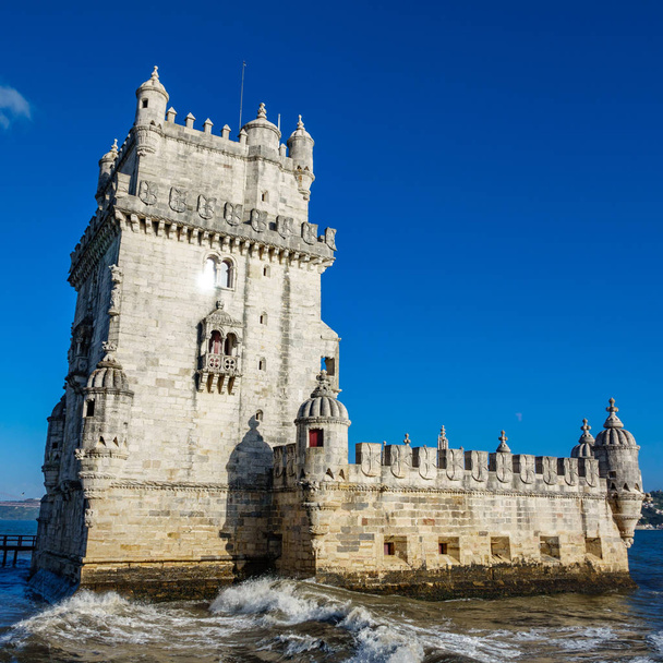 Πύργος της Μπελέμ της Λισαβόνας και μπλε ουρανό - Φωτογραφία, εικόνα