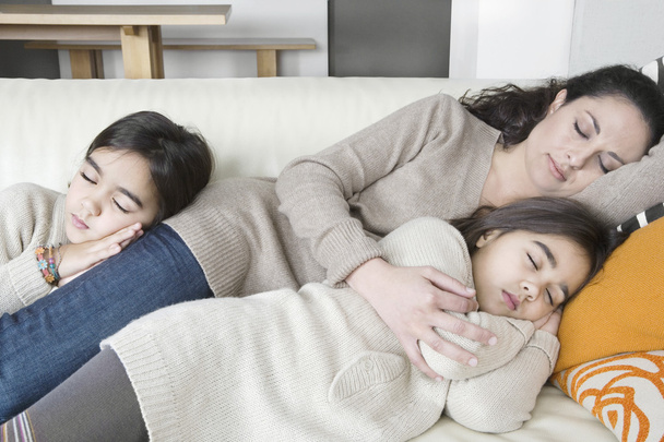 portrét matka a dvě dcery, dvojčata spát na pohovce. - Fotografie, Obrázek