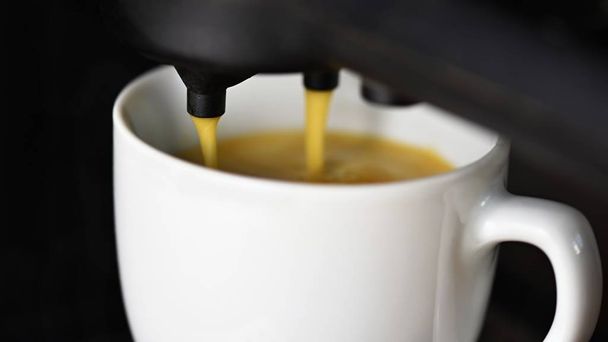 Kawy maszyny produkcji kawy espresso. Porannej kawy na dobry początek dnia - Zdjęcie, obraz