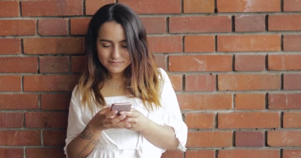 Mladá žena textových zpráv o její mobilní telefon - Záběry, video