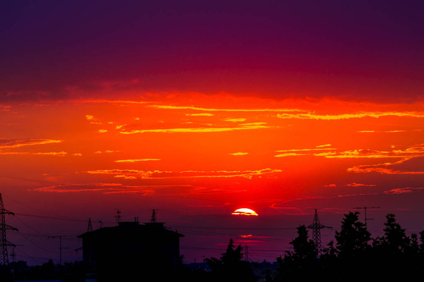 Pôr do sol urbano vermelho
 - Foto, Imagem