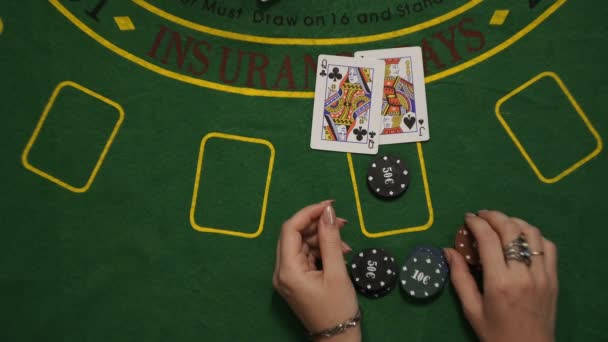 Blackjack hazardu, gry, gracz wygrał, zakład chipy zielony talii kart, widok z góry - Materiał filmowy, wideo