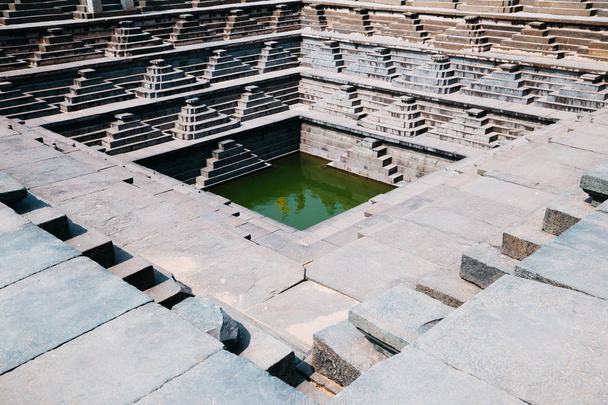 Pushkarani wkroczył zbiornika, starożytne ruiny w Hampi, Indie - Zdjęcie, obraz