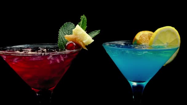 Cocktails rouges, jaunes et bleus
 - Séquence, vidéo