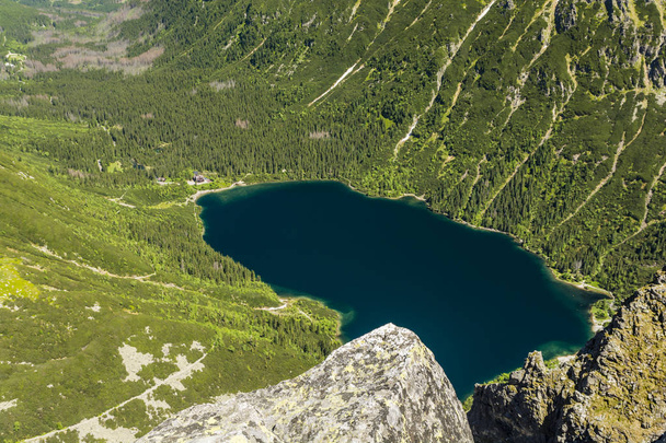 Μια όμορφη θέα της κοιλάδας με τη λίμνη μάτι θάλασσα (Morskie Oko) από την κορυφή του μοναχού (Mnich) στην πολωνική Tatra Mountains. - Φωτογραφία, εικόνα