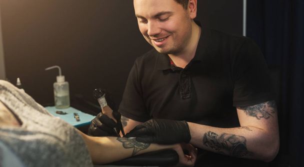 Artysta profesjonalne tattooer robi zdjęcie na rękę kobiety - Zdjęcie, obraz