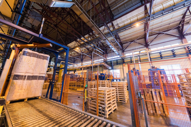 Equipamento da indústria de produção de fibra de vidro no fundo de fabricação - Foto, Imagem