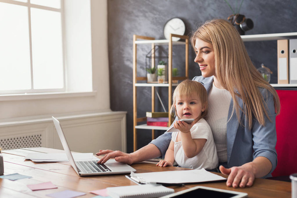 Young working mother spending time with baby - Foto, Bild