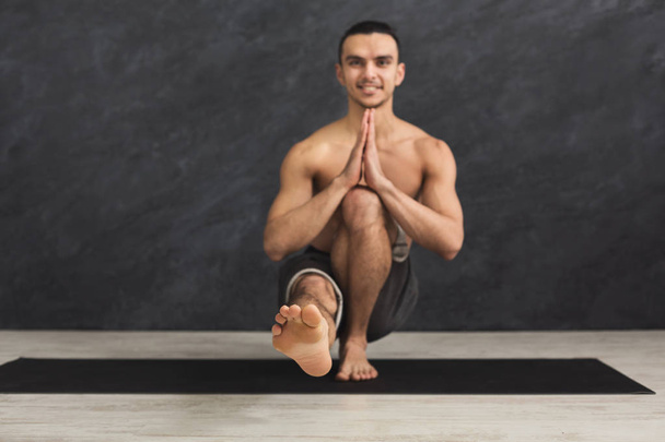 Flexibilní mladík stojící na rukou - Fotografie, Obrázek