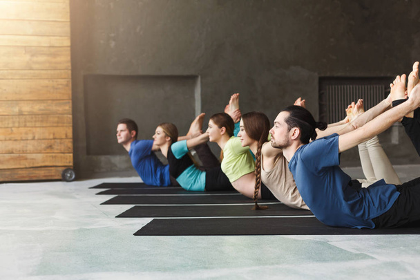 Fiatal nők és férfiak jóga, ezzel a nyújtó gyakorlatok - Fotó, kép