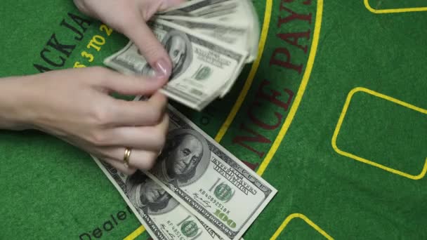 Blackjack Dealer Hands Count Money US Dollar Cash In Casino Background Close Up - Materiał filmowy, wideo