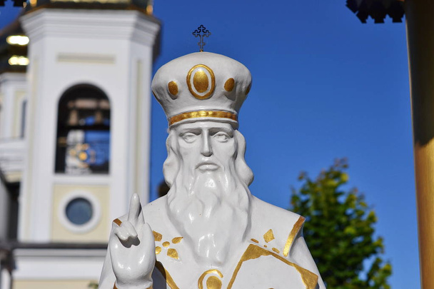 Socha svatého Mikuláše svým způsobem divotvůrce nedaleko kostela. - Fotografie, Obrázek