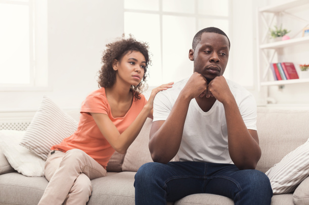 Joven pareja negra peleando en casa
 - Foto, imagen
