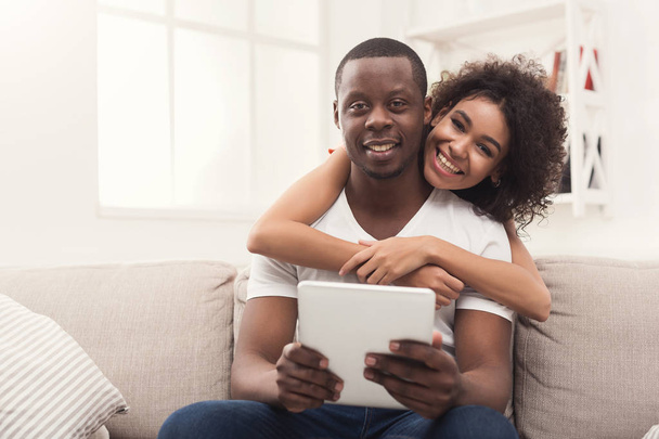 Schwarzes Paar nutzt digitales Tablet zu Hause - Foto, Bild