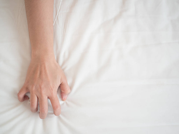 mão de mulheres puxando lençóis brancos em luxúria e orgasmo
. - Foto, Imagem