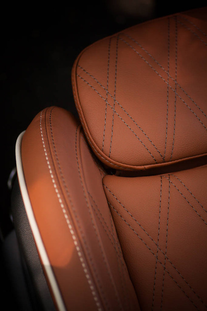 Цветовая деталь кожаных сидений автомобиля
. - Фото, изображение