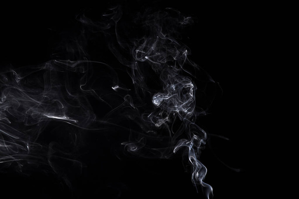 Onde fumose isolate di aromastick in fiamme
 - Foto, immagini