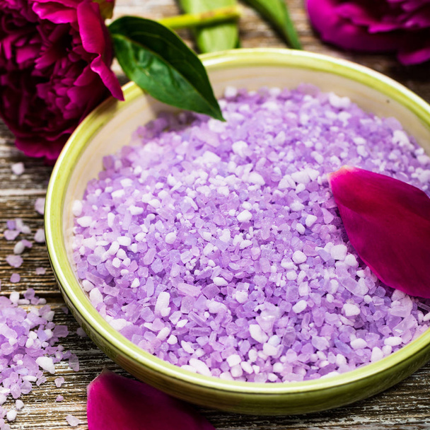 Purple Peony Rose Bath Salt Blend para Spa y Aromaterapia. Enfoque selectivo
. - Foto, Imagen