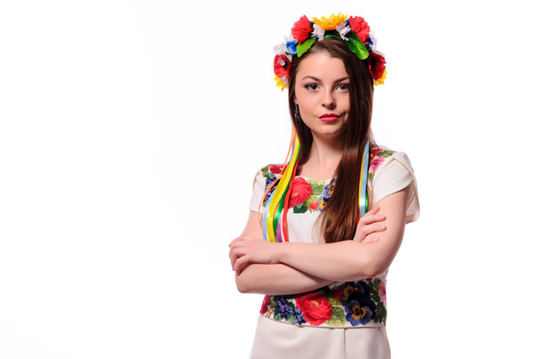 Κορίτσι στην ουκρανική εθνική παραδοσιακή φορεσιά κρατώντας την γιρλάντα λουλουδιών - Φωτογραφία, εικόνα