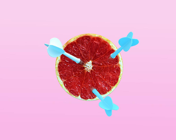 Fruit orange avec cible circulaire marquée et trois fléchettes bleues sur fond rose pastel. idée minimale concept de nourriture et de fruits. Idée créative pour produire du travail et du marketing publicitaire. Concepts commerciaux
 - Photo, image