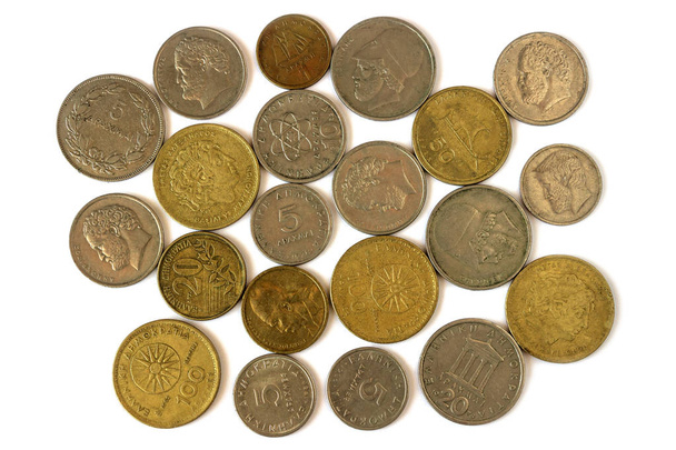 Διαφορετικά νομίσματα της παλιάς ελληνικής δραχμής. Κατάταξη των νομισμάτων-εκατό, πενήντα, είκοσι, δέκα και πέντε δραχμές. - Φωτογραφία, εικόνα