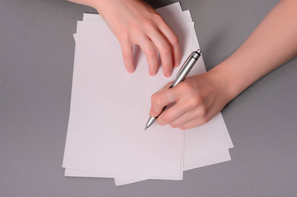 İnsan eli kalem kağıt ve silme lastik üzerinde ahşap masa üzerinde yazma ile - Fotoğraf, Görsel