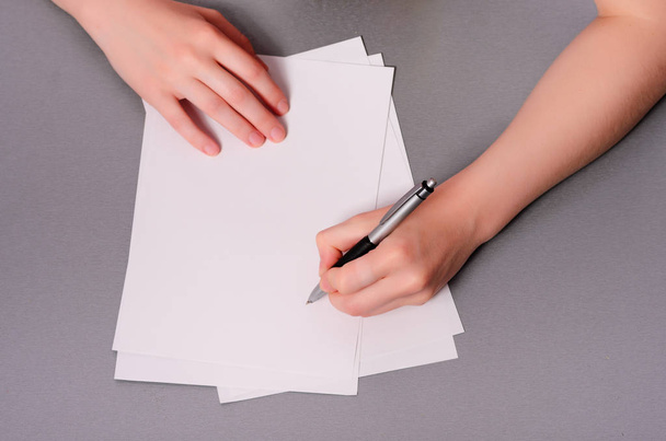 İnsan eli kalem kağıt ve silme lastik üzerinde ahşap masa üzerinde yazma ile - Fotoğraf, Görsel