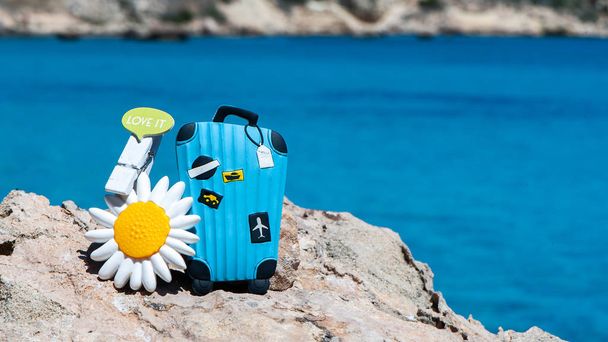 コンセプトは、海へ旅行します。青い海に対してスタイリッシュなスーツケース。テストのためのスペース - 写真・画像