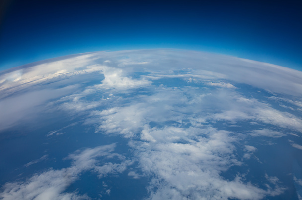 Krzywizny planety Ziemia. Aerial strzał ponad chmury - Zdjęcie, obraz