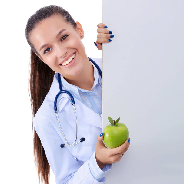 Médico sonriente con pancarta de manzana y blanco. Mujeres doctores. - Foto, Imagen