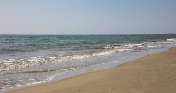Αμμώδης παραλία. Υγρή άμμο και τη θάλασσα νερό φόντο, θέα διαγωνίως - Φωτογραφία, εικόνα