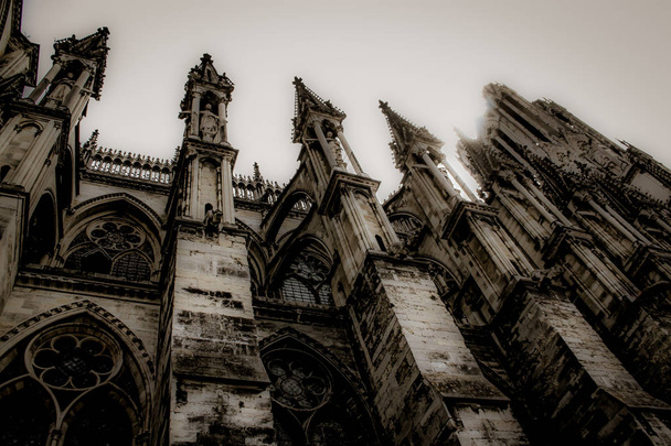 widok na katedrę Notre-Dame de Reims we Francji - Zdjęcie, obraz
