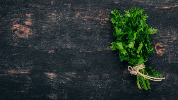 Fresh parsley. On a black wooden background. Top view. Copy space. - Foto, immagini
