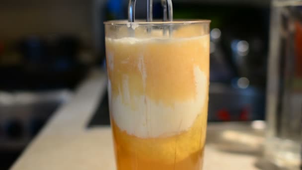 Battre le milk-shake de crème glacée et de jus avec un mélangeur
 - Séquence, vidéo