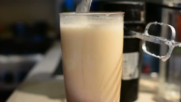 Battre le milk-shake de crème glacée et de jus avec un mélangeur
 - Séquence, vidéo