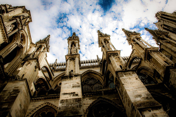 вид на собор Нотр-Дам де Реймс во Франции
 - Фото, изображение