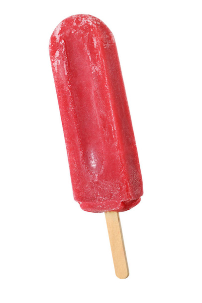 Beyaz arkaplanda kırpma yolu ile izole edilmiş kırmızı buz çubuğu veya çubuk dondurma  - Fotoğraf, Görsel