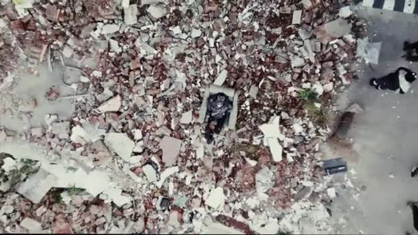 postapocalypse, eenzame jonge vrouw ligt te midden van de vernietigde gebouwen, ruïnes - Video