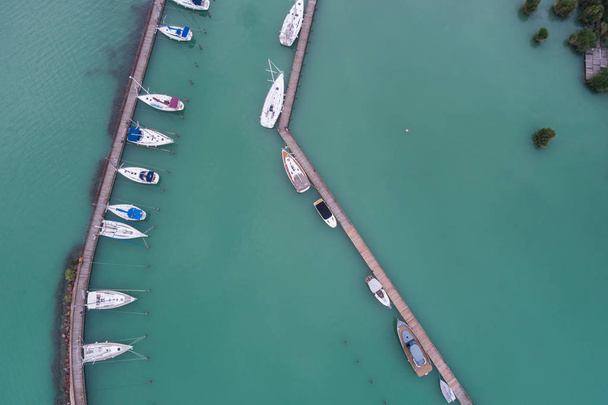 Белые парусные лодки на озере Балатон, вид сверху с беспилотника
 - Фото, изображение
