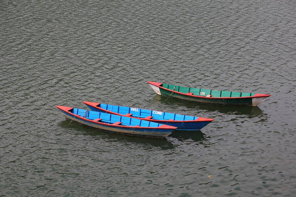 Bateaux à rames en bois sur le lac Fewa, Pokhara
. - Photo, image
