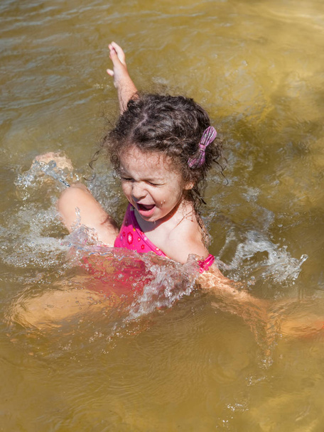 Menina se divertindo tomando banho no rio
 - Foto, Imagem