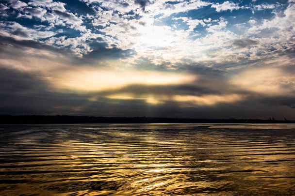 Восход солнца сжигает тяжелые облака на внутренней гавани с причалом
 - Фото, изображение
