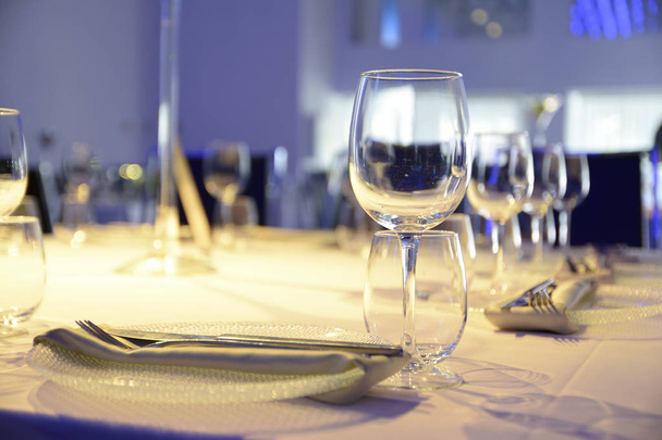 Navrhnout tabulku s vidličkou a nožem a sklenku vína - Fotografie, Obrázek