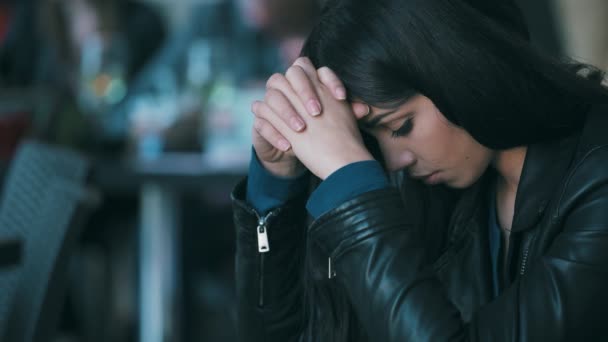 gedeprimeerd, verdrietig Aziatische vrouw in een café - Video
