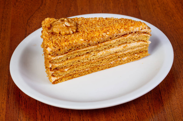 Сладкий медовый торт и орех
 - Фото, изображение