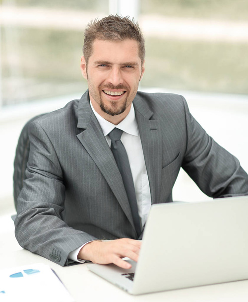 closeup.smiling businessman working with laptop - Foto, Imagem