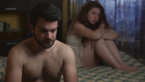 Zdenerwowany para w łóżku, problemy seksualne - Materiał filmowy, wideo
