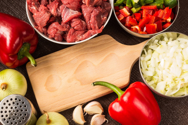 beef meat goulash ingredients with cutting board - Zdjęcie, obraz