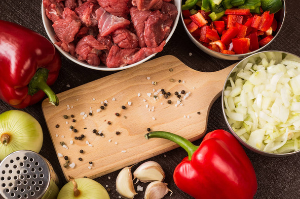beef meat goulash ingredients with cutting board - Фото, зображення